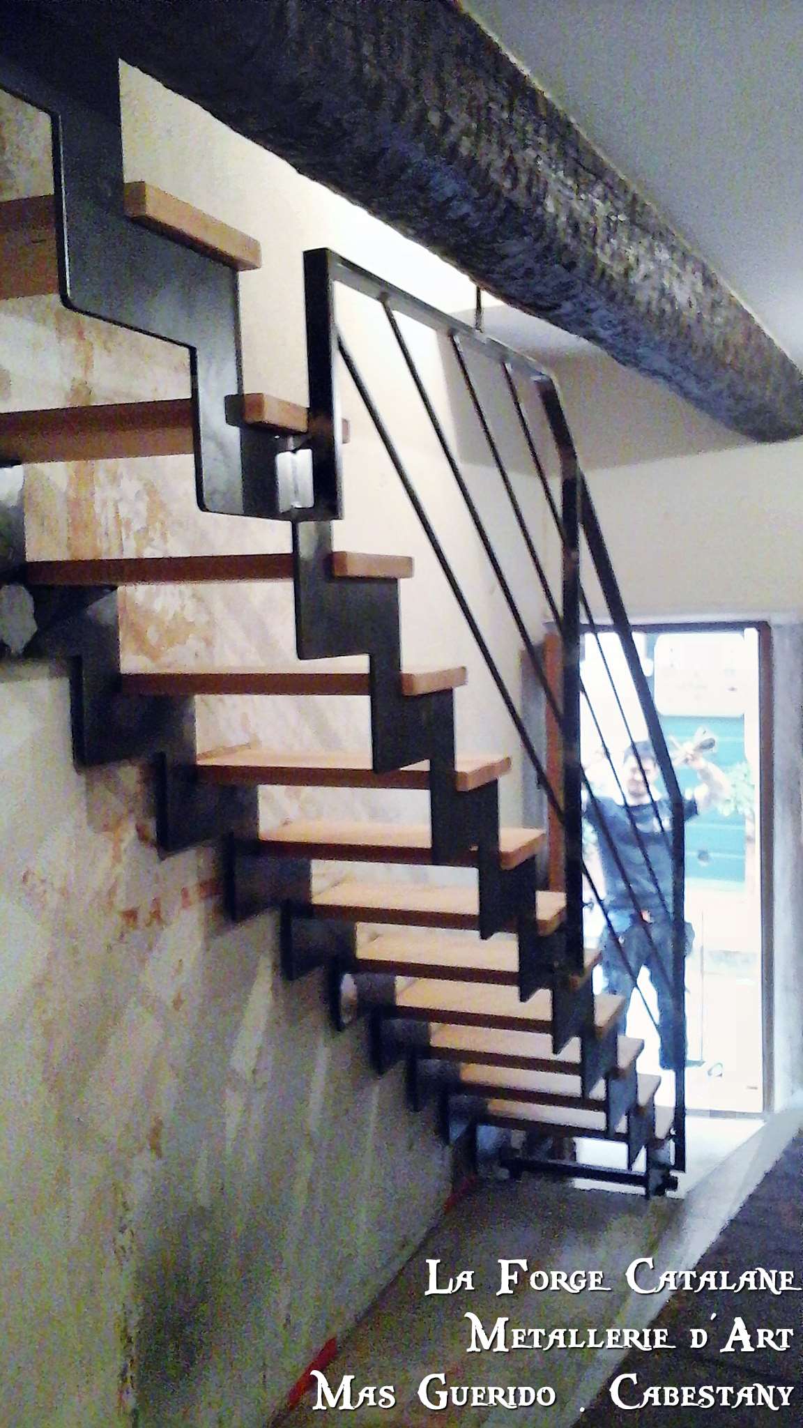 escalier double limon cremaillere decoupe fer marches hetre 2 forge catalane.jpg